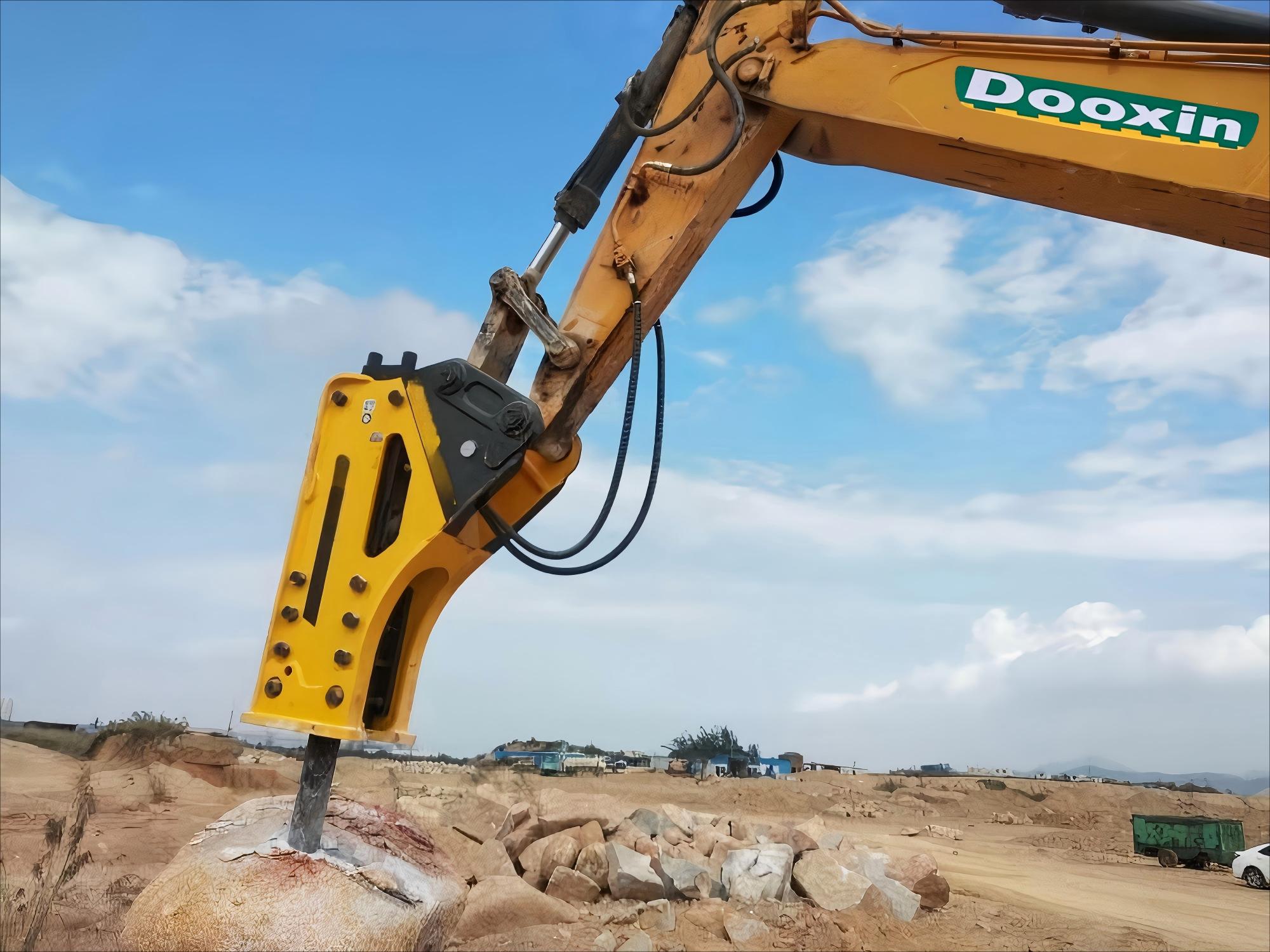 Phụ kiện quan trọng của máy xúc xích - Breaking Hammer