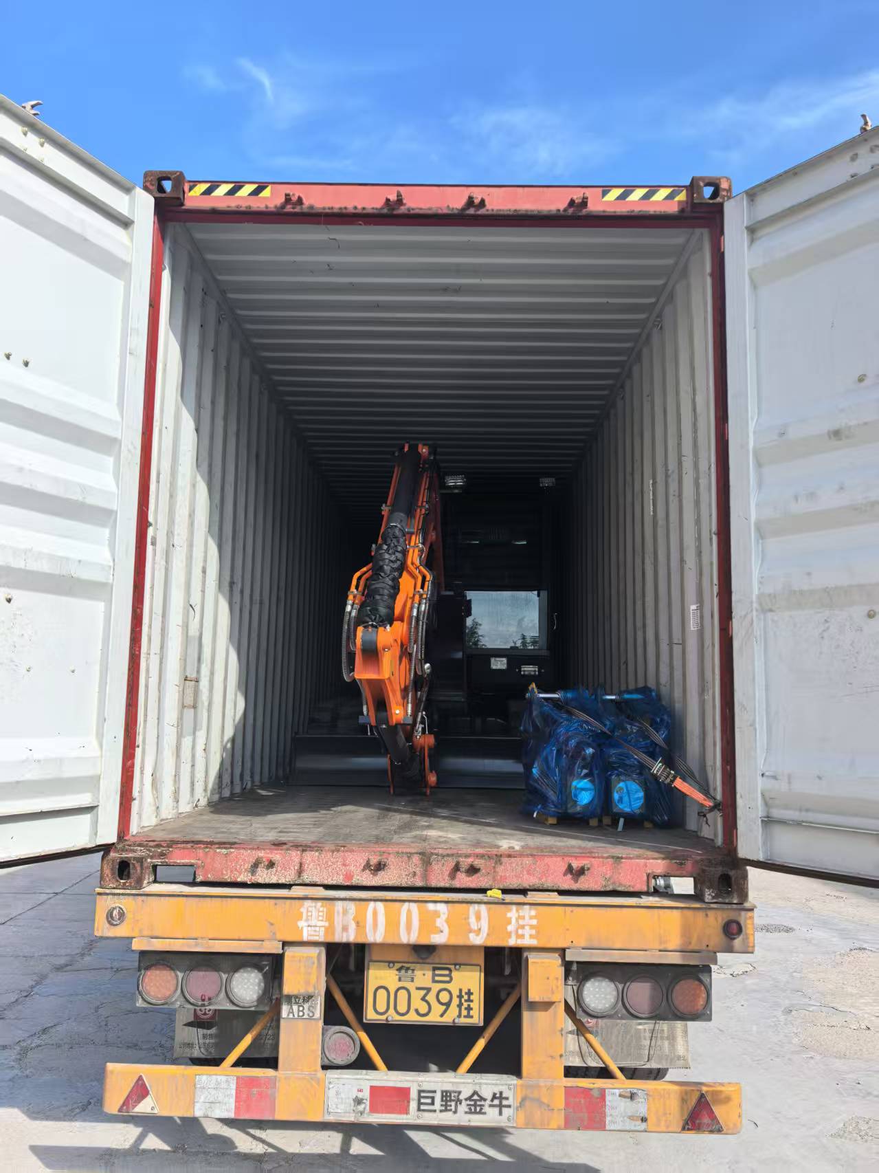 Hai máy xúc 6,5T đã được xuất xưởng