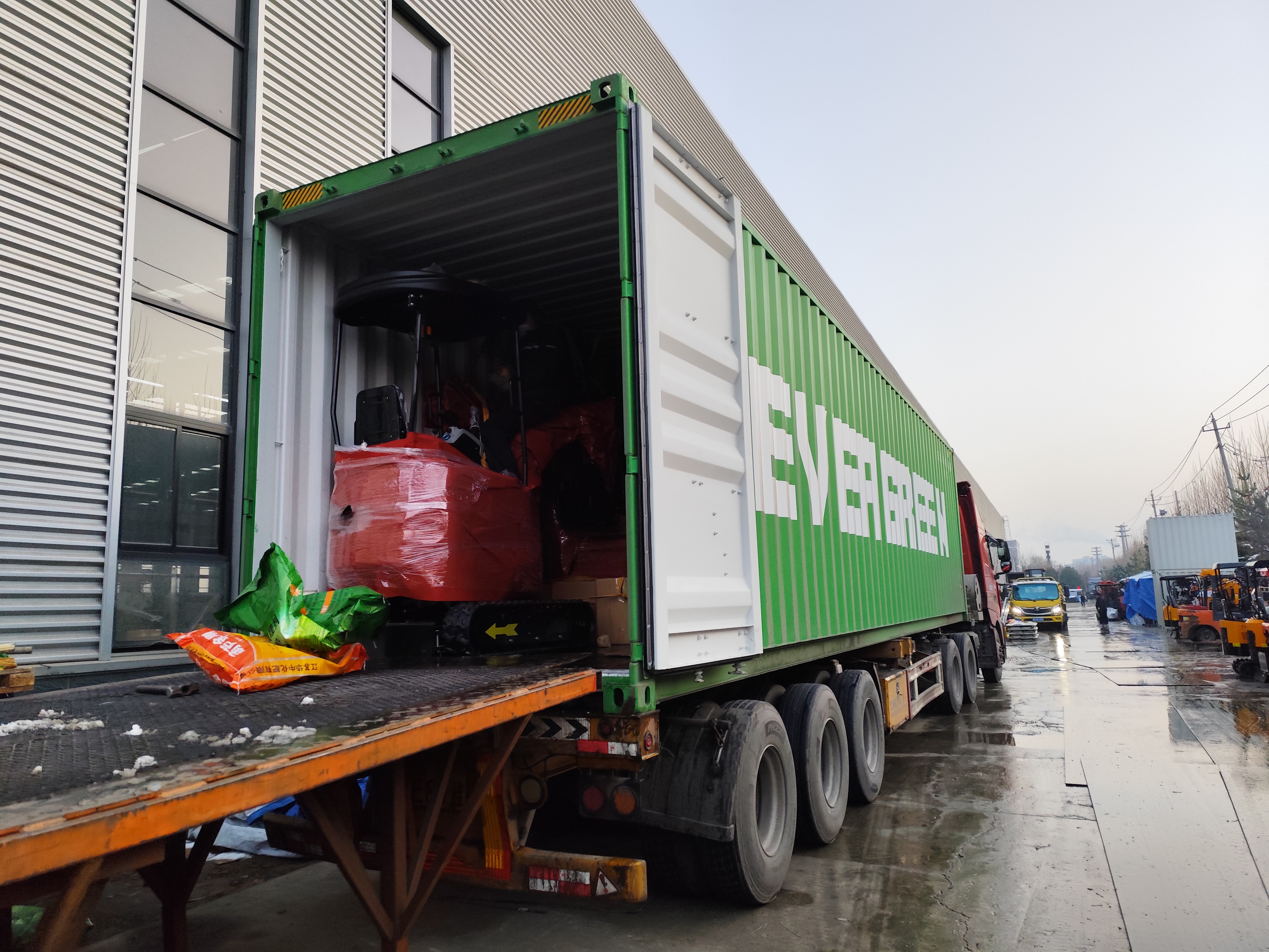 Quá trình sản xuất máy xúc mini của khách hàng Pháp đã hoàn thành và xuất xưởng