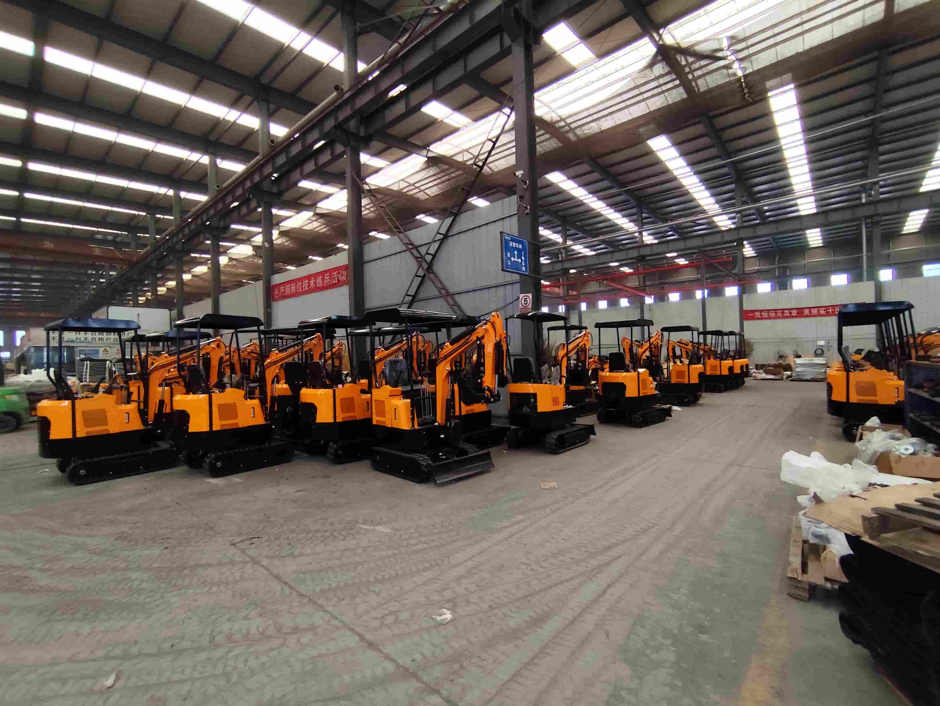 Các dây chuyền sản xuất đang nhộn nhịp hoạt động khi các đơn đặt hàng máy xúc mini ở nước ngoài của Glorymax tăng đều đặn.